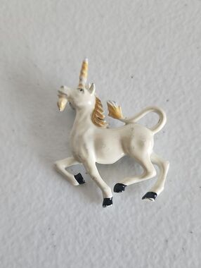 Source Unknown Cream & Gold Unicorn Brooch with Black Hooves